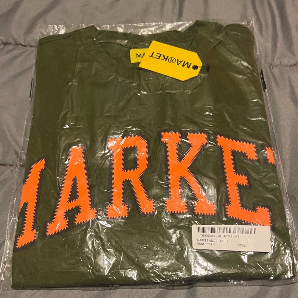 Green/ Orange market tee.